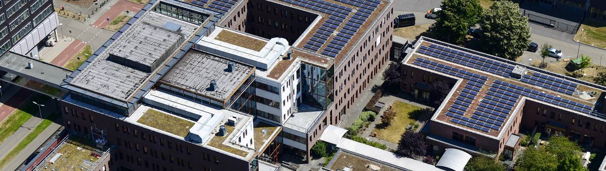 Luchtfoto van Academisch Medisch Centrum Amsterdam met zonnepanelen op het dak