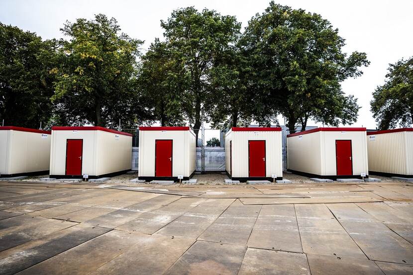 Rij van containerwoningen voor crisisnoodopvang voor asielzoekers in Doetinchem