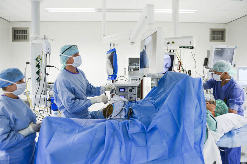 Operatieteam plaatst knieprothese bij een patiënt