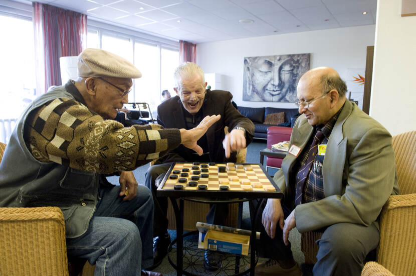 Dammende mannen in een kleinschalige woonvorm