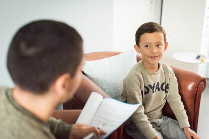 Gezinsvoogd in gesprek met een jongen